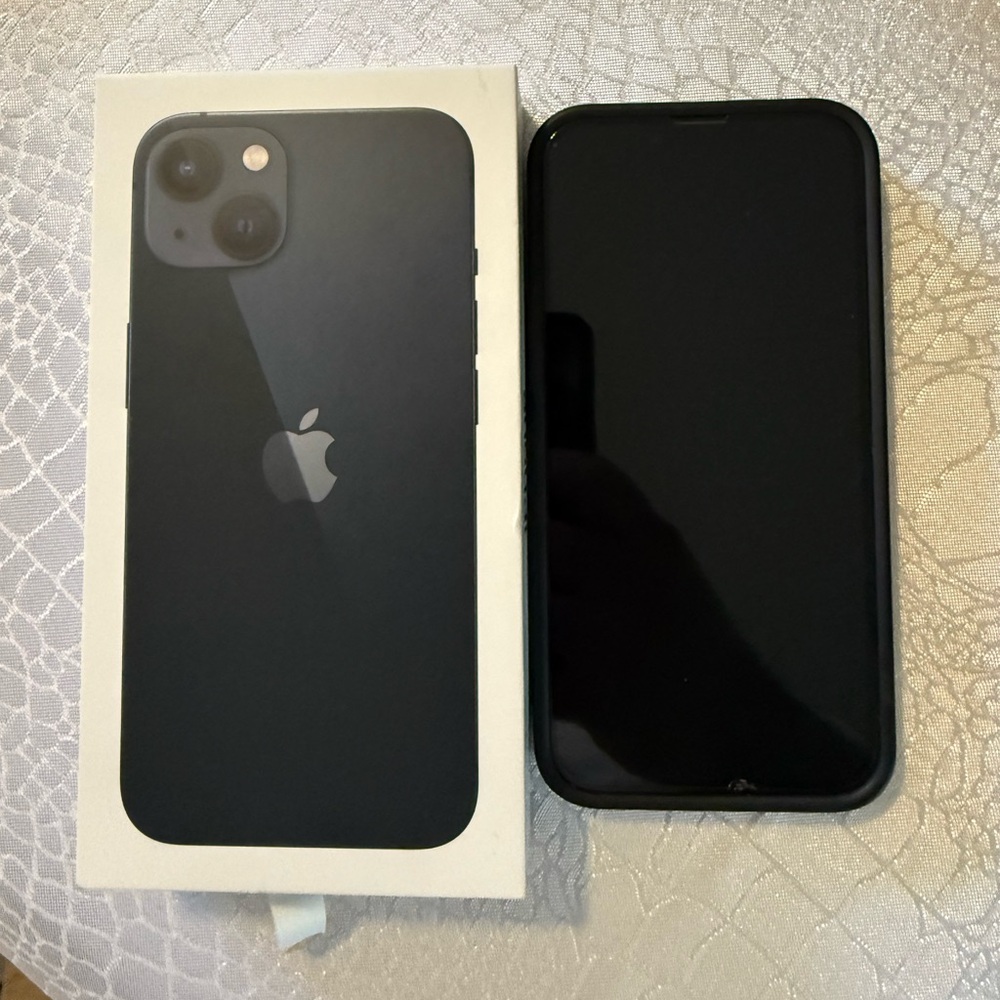 Like new iPhone 13 128gb Black Unlocked for all Carriers